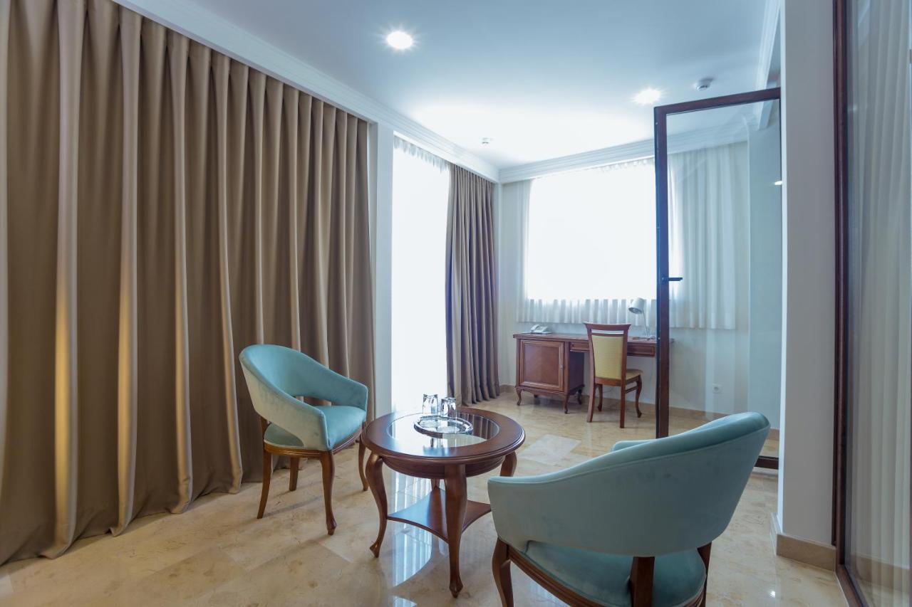 Ambassador Hotel Chisinau Luaran gambar